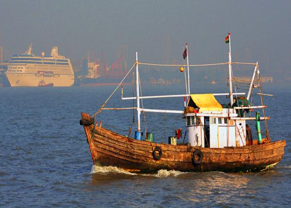 64_2013-12-15_Fishing Boat against Nautica Oceania �洬0001.JPG