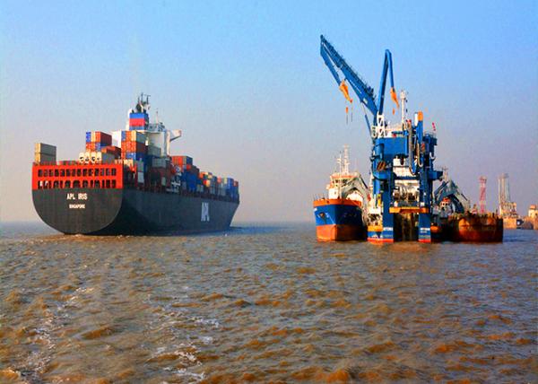 34_2013-12-15_Container vs Dredger.jpg