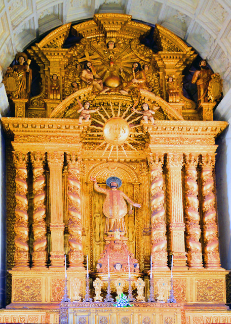 1781146358737185.jpg 05_2013-12-16_Basilica of Bom Jesus_The Baroque style main altar is gilded and bears the statue of Ignatius of Loyola standing between Solomonic pillars above -60001.JPG