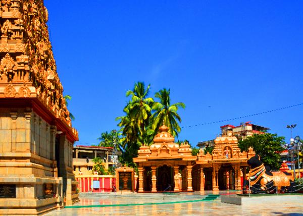 06_2013-12-17_Gokarnath Temple_Courtyard.jpg