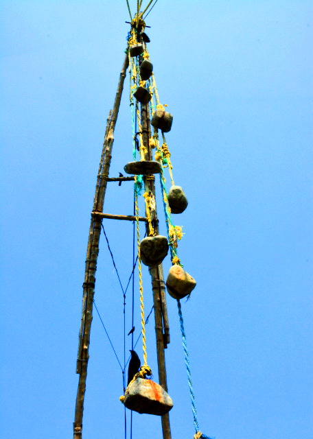 2013-12-18_Chinese Fishing Nets_Large Stones Suspended from Ropes as Counterweights ��ʯͷ������������Ϊ����-50001.JPG