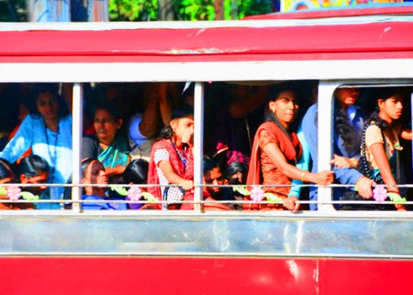 28_2013-12-18_Bustling Traffic_Packed Bus  ӵ���Ĺ�����-30001.JPG