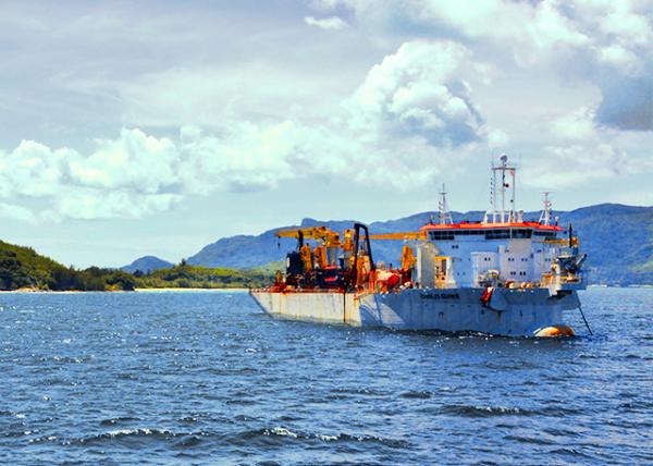 01_2013-12-23_Port of Victoria, Gateway to the Seychelles w Hopper Dredger ������һЩ�迣����ͬ��TSHD.jpg