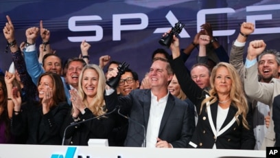 SpaceX总裁兼首席运营官格温·肖特韦尔(右)在纽约纳斯达克交易所举行的SpaceX首次公开募股敲钟仪式上与同事们庆祝。(2026年6月12日)