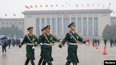 资料照片:“两会”召开前,中国警察在人民大会堂前列队行进。(2026年3月4日)