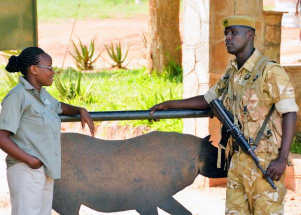 05_2013-12-26_Tsavo East NP_Guard & Park Ranger ����ִ���빫԰����Ա-20001.JPG