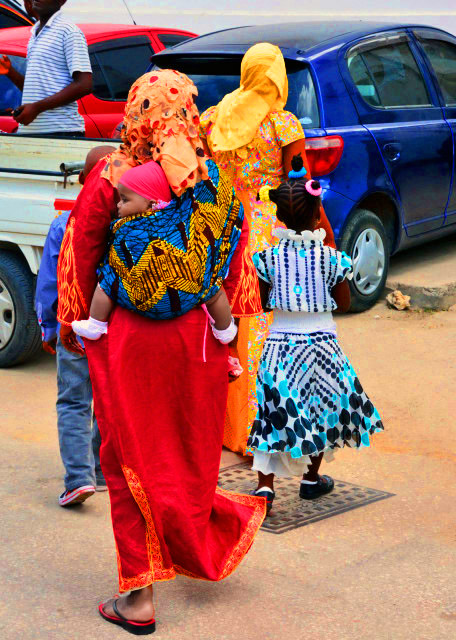 1781385017972516.jpg 33_2013-12-27_Swahili Mom Wearing the Baby on Her Back 斯瓦希里妈妈背着孩子-30001.JPG