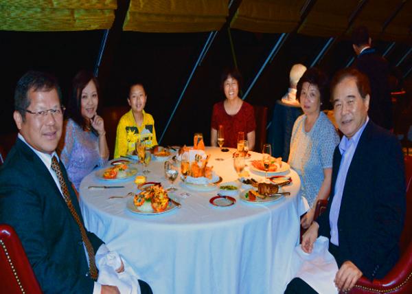01_2013-12-31_Nautica Oceania_Lawrence-Andria-Aiden-Hongxia-Rachel-Danie_New Year's Eve Dinner �������Ϧ����l0001.JPG