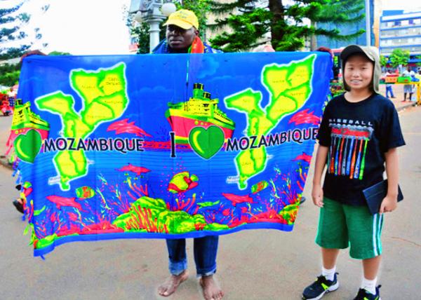 21_2014-01-02_Workers Sq_Barefoot Guy w Mozambique Tour Flag �ֳ�Īɣ�ȿ����ν���Ĺ��С��-30001.JPG