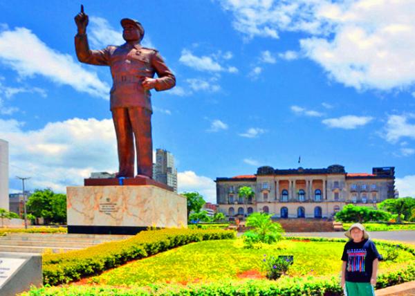 22_2014-01-02_City Hall and Statue of Michel Samora on Independence Square �������������ж����㳡����Ī������л������10001.JPG