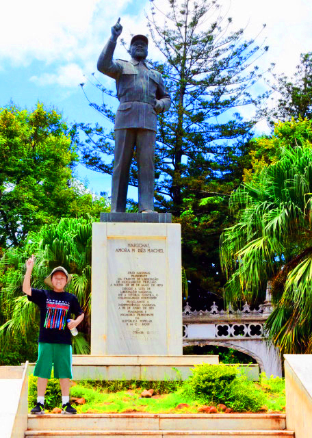 25_2014-01-02_Statue of Samora Machel at the Entrance of the Tunduru Gardens ͨ��³ֲ��԰��ڴ���Ī������л������0001.JPG