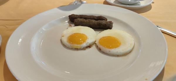 4 Link Sausage- Sunnyside up美式香肠加溏心蛋.jpg