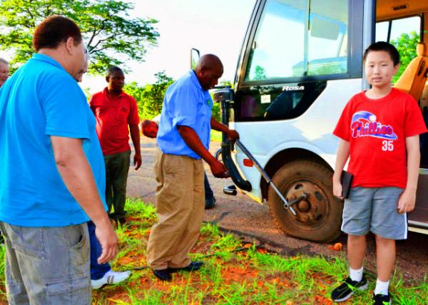 12_2014-01-07_Flat Tire on the Way to Victoria Falls ����ά�������ٲ�;�б�̥ 0001.JPG