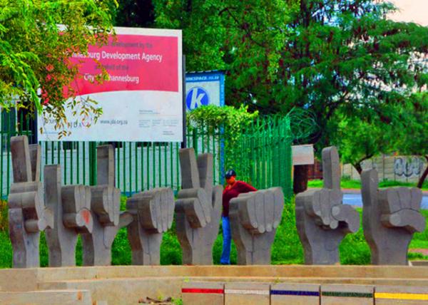51_2014-01-10_Sculpture Taxi Hand Signals @ Vilakazi Street  ά�����Ƚ֡����⳵����0001.JPG