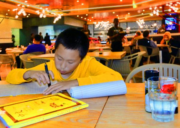 62_2014-01-10_JNB Intl Airport_Rash on Chinese Homework Լ����˹�����ʻ�������д������ҵ0001.JPG