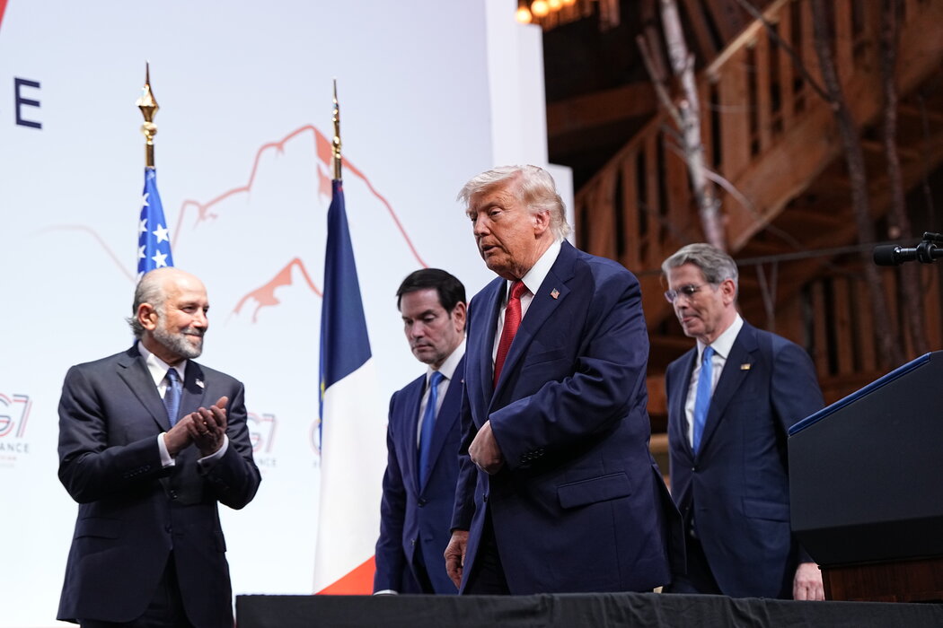 周三，在法国埃维昂莱班举行的七国集团峰会上，特朗普总统和其他美国官员出席了新闻发布会。