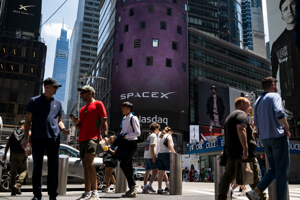 周五的时报广场，当天埃隆·马斯克的SpaceX在纳斯达克上市。
