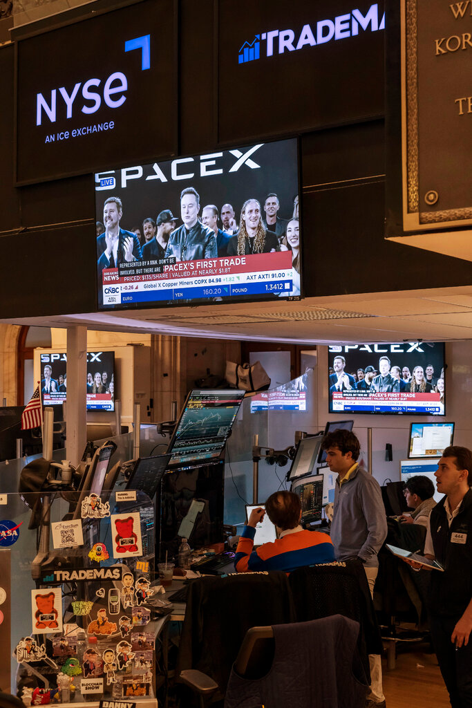SpaceX上市,马斯克出现在纽约证券交易所的屏幕上。此次IPO预计将造就数以千计的百万富翁。