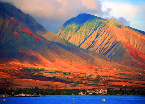 02_10-01-07_ Mauna Kahalawai or House of Water behind Lahaina ���ճǺ��ɽ��-20001.JPG
