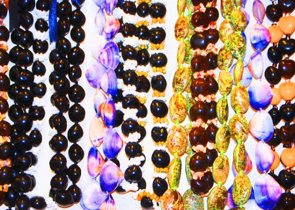 44_10-06-07_  Necklaces of Kukui Nuts ʯ��������0001.JPG