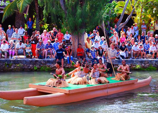 10_09-28-07_ Polynesian Cultural Ctr_Rower in a Traditional Canoe �����������Ļ����ġ���ͳ��ľ����ͧ0001.JPG
