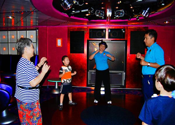08_01-24-09_ Island Princess_Fun Zone w Chicken Dance.jpg