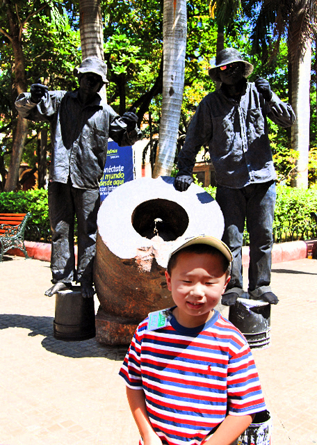 48_01-27-09_ Sculpture_Plaza De Bolivar Gardens_Getsemani.jpg
