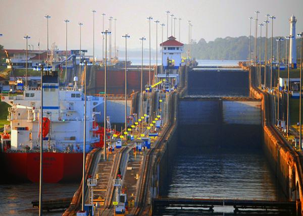 14_01-28-09_ Panama Canal Gatun Locks, the 1st Locks to Raise & Lower Ships between Gatun Lake & the Atlantic Ocean0001.jpg