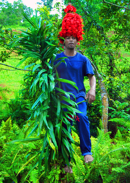1782075192549931.jpg 14_01-31-09_ A Stilt Walker Dressed As a Court Jester 踩高跷的小丑 0001.JPG