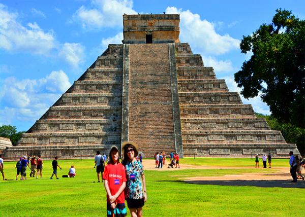02_2014-11-03_Temple of Kukulc��n_Kukulkan Pyramid w 2 Columns Representing Serpents w Open Jaws, the Descent of the Serpent Effect during the Spring Equinox-10001.jpg