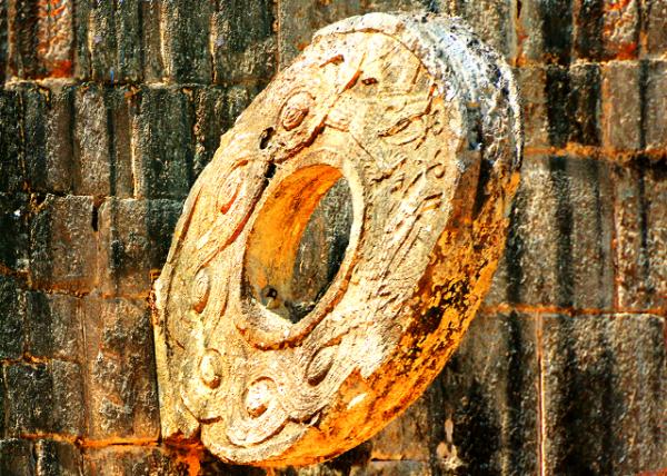2014-11-03_Great Ballcourt_Stone Ring Located 9 m (30 ft) above the Floor of the Great Ballcourt λ�ڴ��򳡵���֮��9��(30 Ӣ�ߣ�����ʯ��-60001.JPG