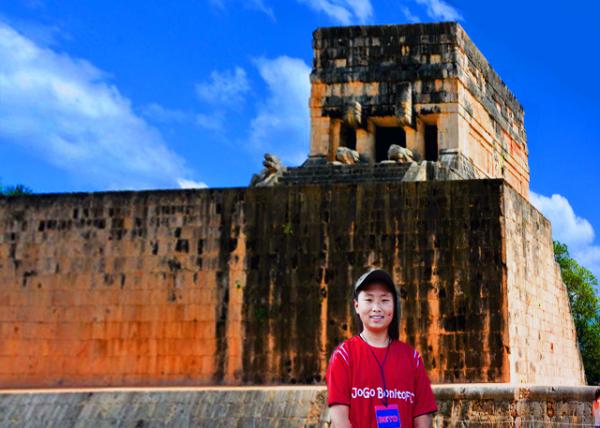 15_2014-11-03_Temples of Jaguar_Guarded by 2 Large Columns Carved in the Feathered Serpent Motif  ���ޱ�����-10001.jpg