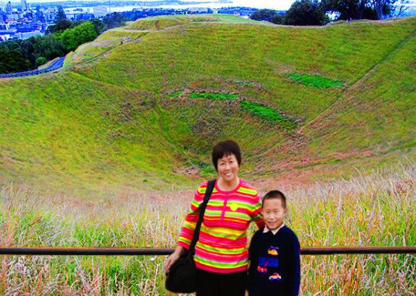 06_12-18-09_ Scoria Cone & Crater @ 50-m 160-ft in Depth @ Mt. Eden ����ɽ����ɽ��׶-10001.jpg