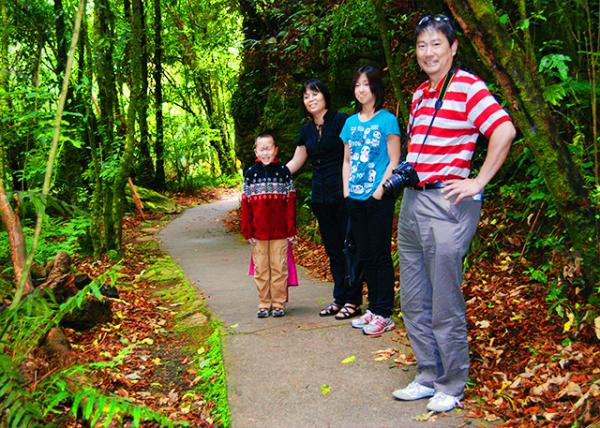 04_12-19-09_ Waitomo Glowworm Caves.jpg