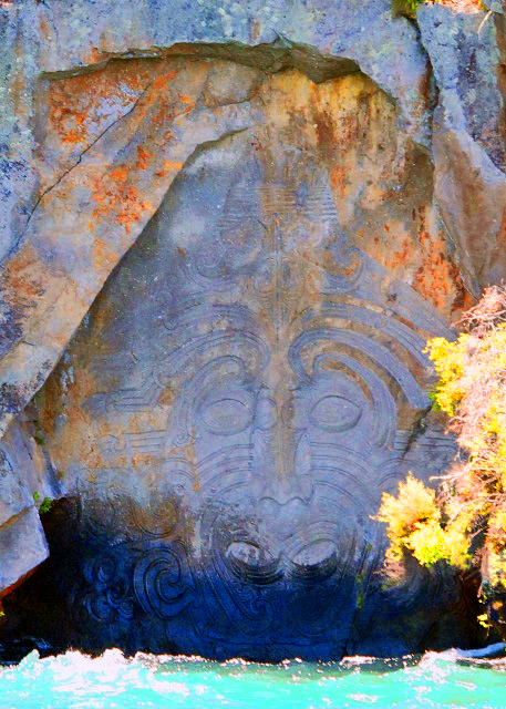 1782352404782774.jpg 08_12-20-09_ Māori Rock Carvings at Mine Bay on Lake Taupo over 10 Metres High & Accessible Only by Boat or Kayak 陶波湖矿湾高10米以上的毛利人石刻,此地只能乘船或划皮艇进入.JPG