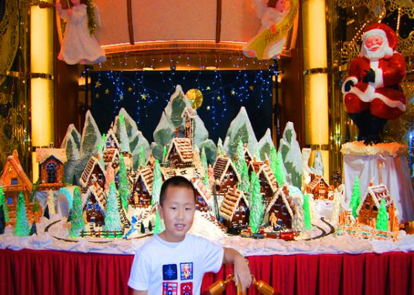 06_12-23-09_ Diamond Princess_Gingerbread Houses.jpg