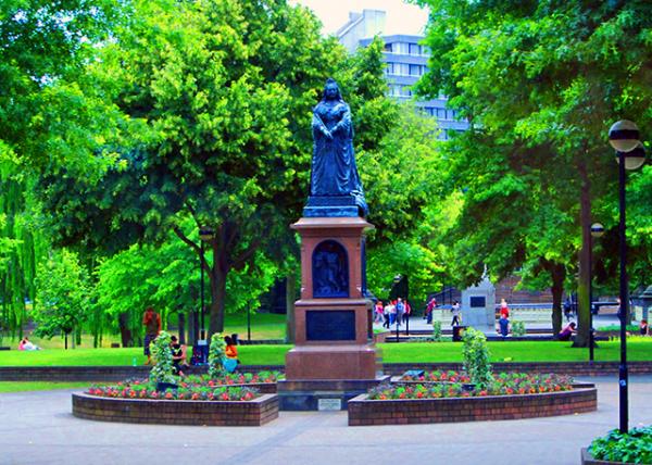 08_12-25-09_ Victoria Square_Statue of Queen Victoria ����ɯ��Ů������0001.JPG