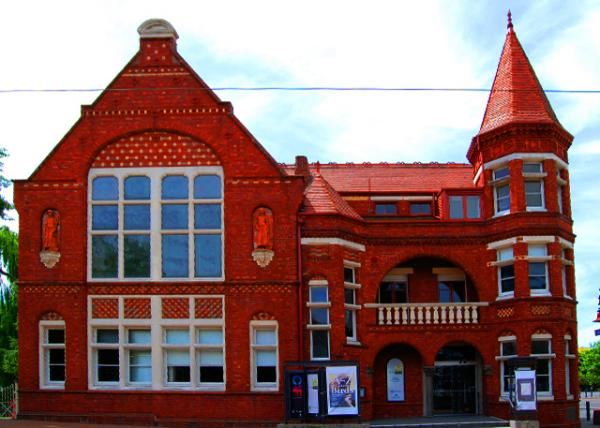 19_12-25-09_ Former Municipal Bldg w Decorative Queen Anne ��Brick Domestic�� ש��סլ.jpg