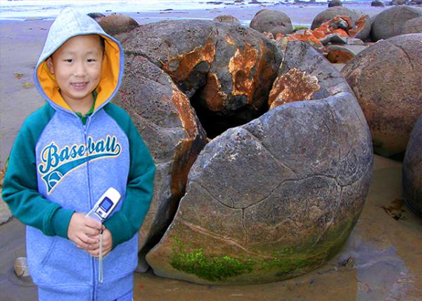 13_12-26-09_ Moeraki Boulders, Septarian Concretions, Formed from Calcite-Cemented Marine Mud0001.jpg