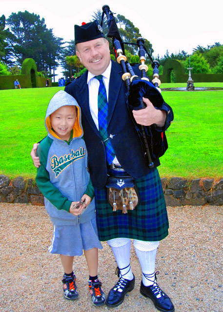 07_12-26-09_ Bagpipe Player @ Larnach Castle �L����-10001.JPG