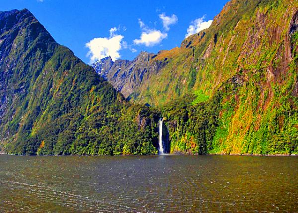 16_12-27-09_ Milford Sound_Cliffs and Waterfalls after Dry Spell �������º��ٲ�-50001.JPG