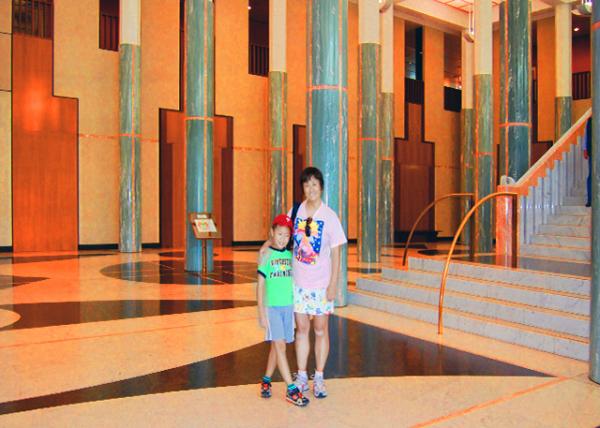 17_01-05-10_ Parliament House w the Columns Supposedly Representing an Eucalyptus Forest.jpg