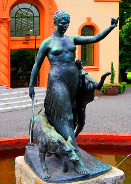 13_01-02-10_ Sculpture_Diana and the Hounds Fountain.jpg