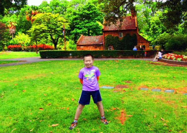 14_01-02-10_ Cook's Cottage, the Reconstructed Home of Captain Cook's Parents Built in 1755 & the Oldest Bldg in Australia ��˴���С��-10001.JPG