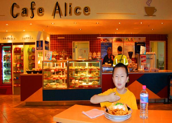 02_01-08-10_ Nachos During the Connecting Flight @ Alice Spring Airport ����˹Ȫ��ī��������Ƭ0001.JPG