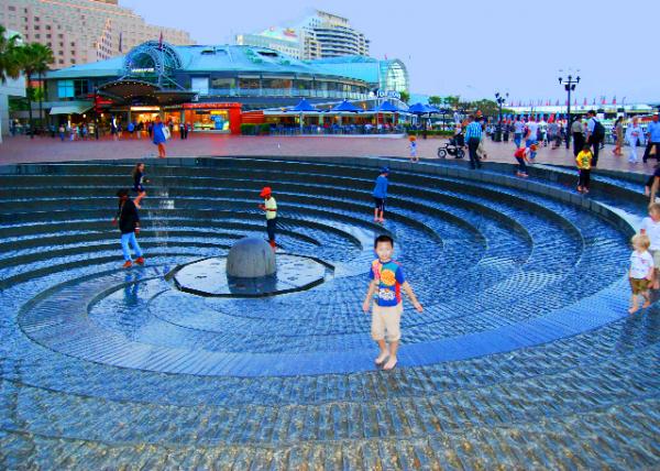 28_01-11-10_ Woodward Water Feature @ Convention Centre ��չ���ġ�����ֵ�ˮ��.JPG