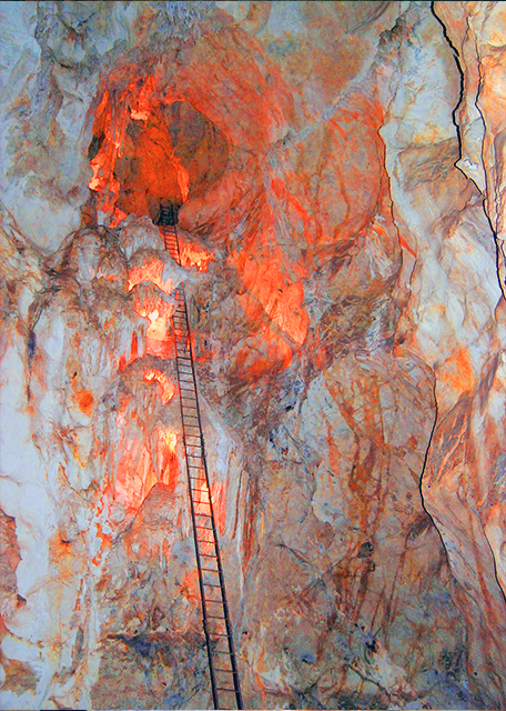 33_01-11-10_ The Cathedral, 52 Meters @ Its Highest Point, wthe Ladder for Lightbulb Change ����á���ߵ�52�ף��������ڻ�����.jpg