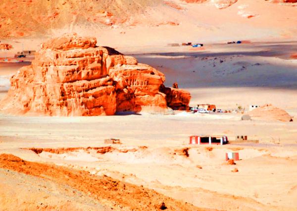 22_04-04-11_ Sinai Desert, Featuring a Prominent Red Sandstone Rock Formation ؐ����������ס��-40001.JPG