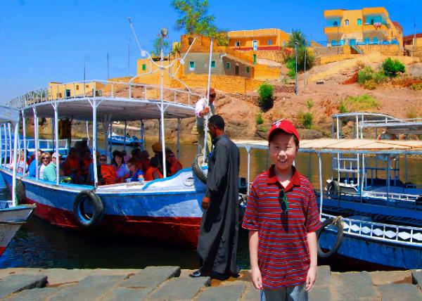 04_04-06-11_ Ferry by the Vibrant Nubian Villages ɫ���ͷ׵�Ŭ���Ǵ�ׯ������0001.JPG