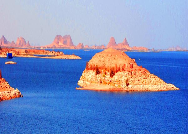 51_04-06-11_ Lake Nasser Formed by Aswan Dam, Abu Simbel-1.jpg
